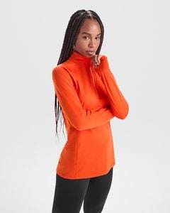 Roly SU1033 - ESTAMBUL WOMAN Fitted brushed technical sweatshirt with a raglan sleeves and a half zip inverted design featuring a reflective detail
