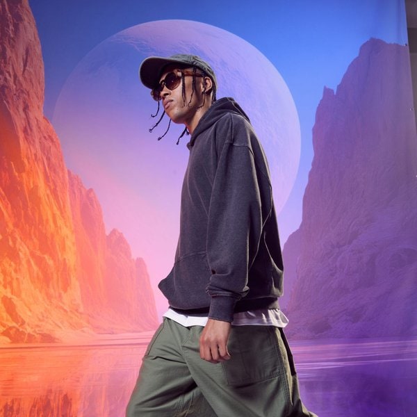 Hoodie med slitningseffekt